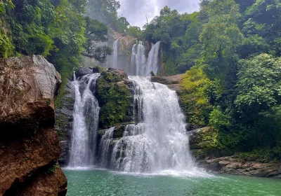 Caminata en Catarata Nauyaca