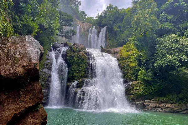 Caminata en Catarata Nauyaca