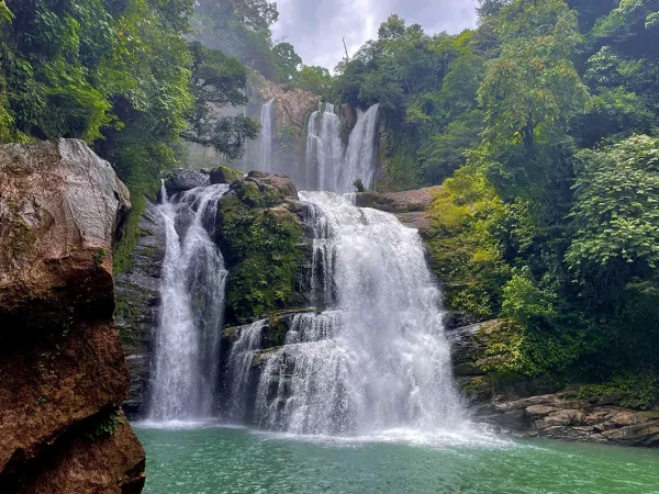 Caminata en Catarata Nauyaca